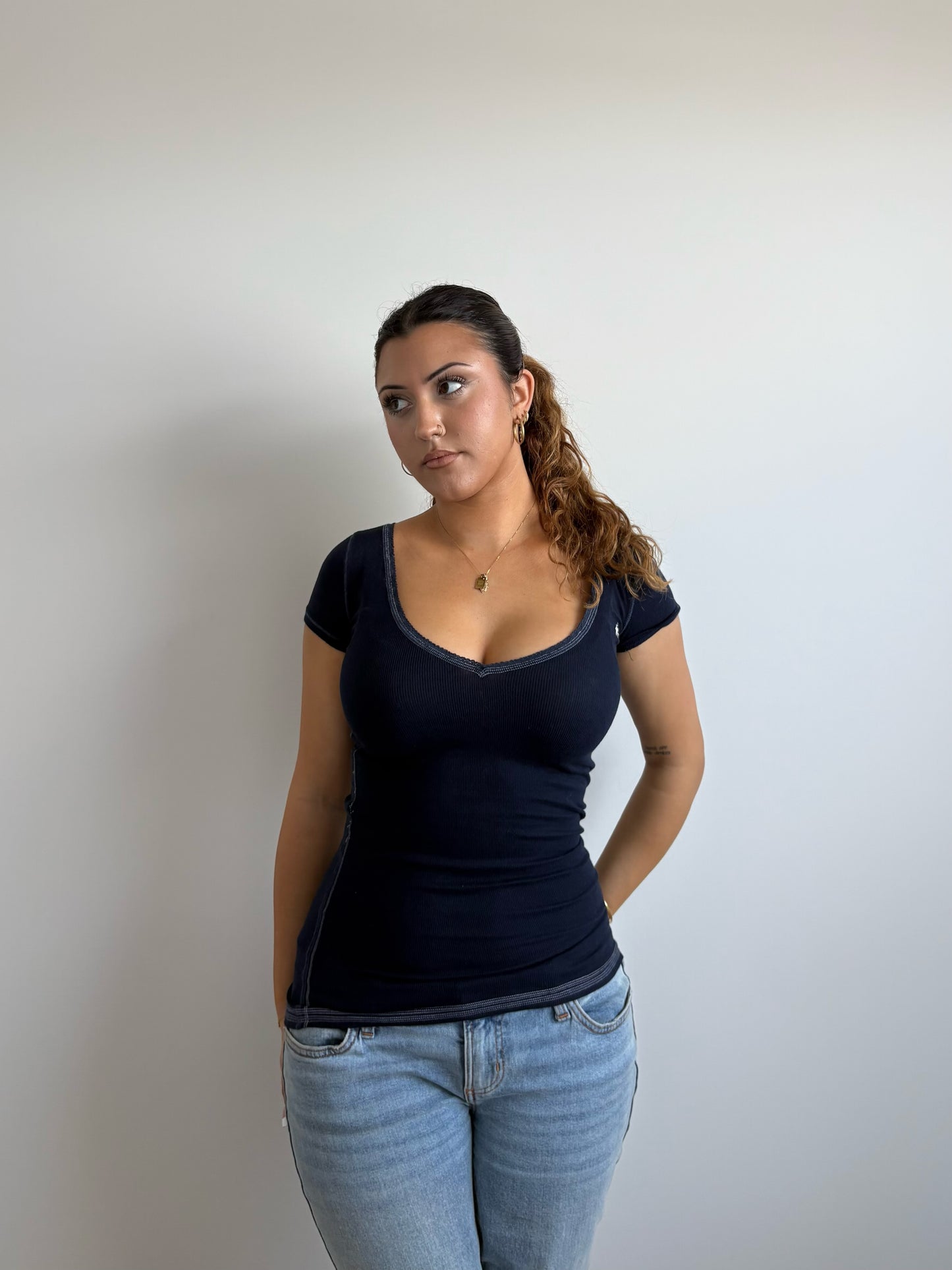 fitted navy abercrombie & fitch tee