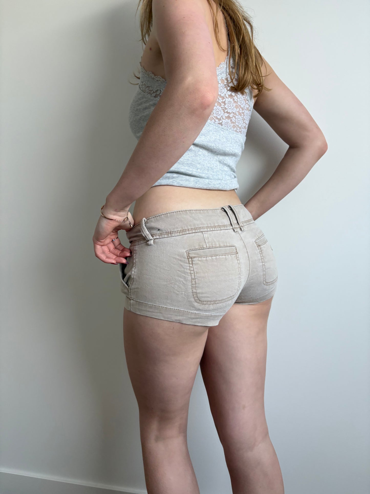 double-buttoned beige cargo abercrombie & fitch shorts