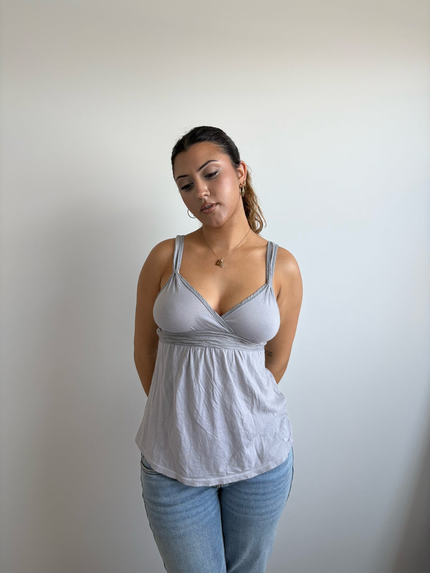 grey v-neck abercrombie & fitch tank