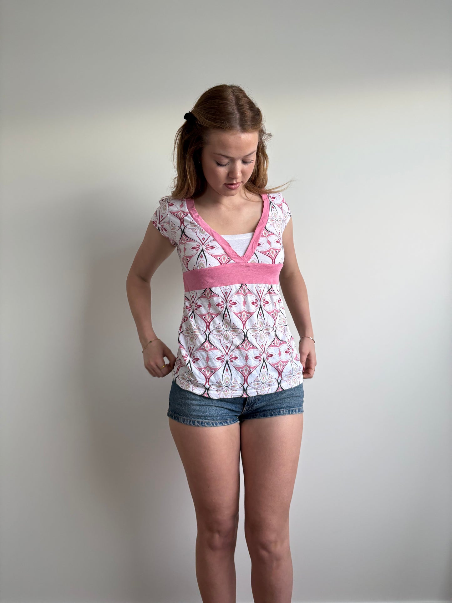 v-neck pink top white white underlay